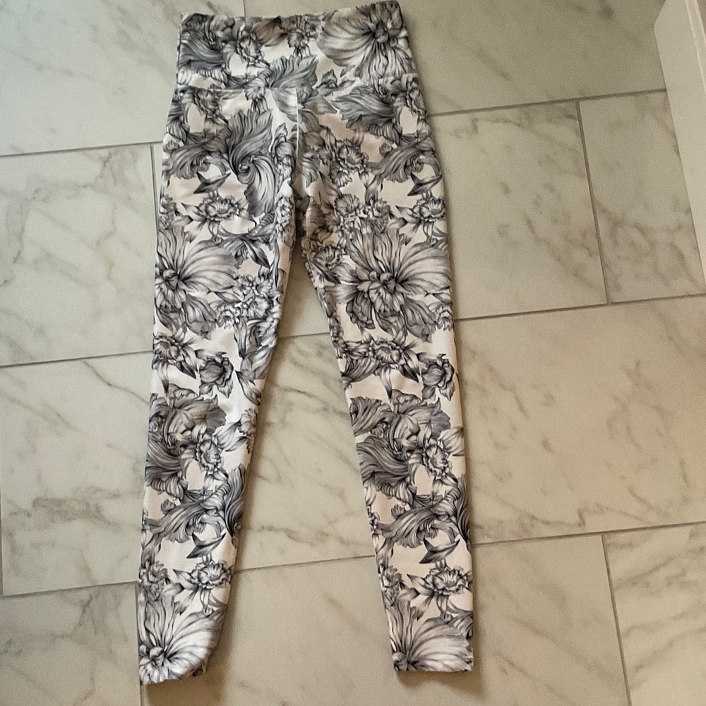 Balance Collection Black White Gray Floral Leggings M